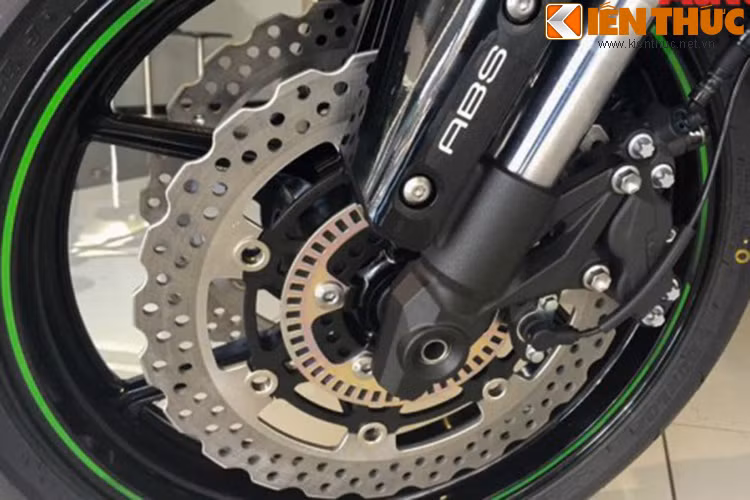 Xe sở hữu cặp phanh đĩa đôi cho bánh trước, đia đươn cho bánh sau cùng hệ thống chống bó cứng an toàn ABS tiêu chuẩn.