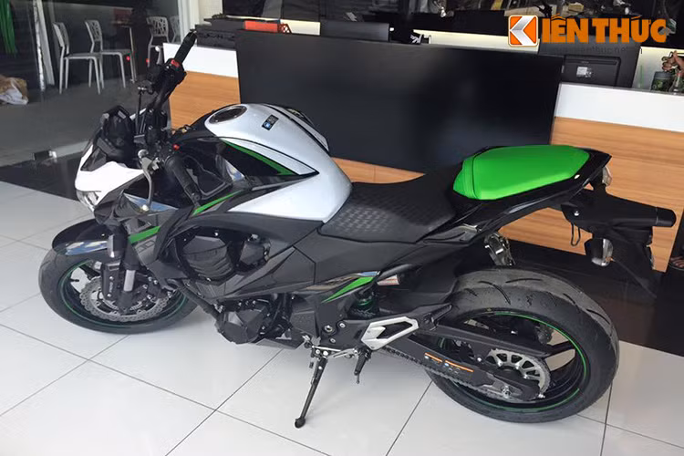 So với phiên bản trước đó, Kawasaki Z800 ABS 2016 không có sự thay đổi về mặt thiết kế bên ngoài - nó vẫn mang nét thiét kế thuần chất của dòng Z800 đầu tiên.