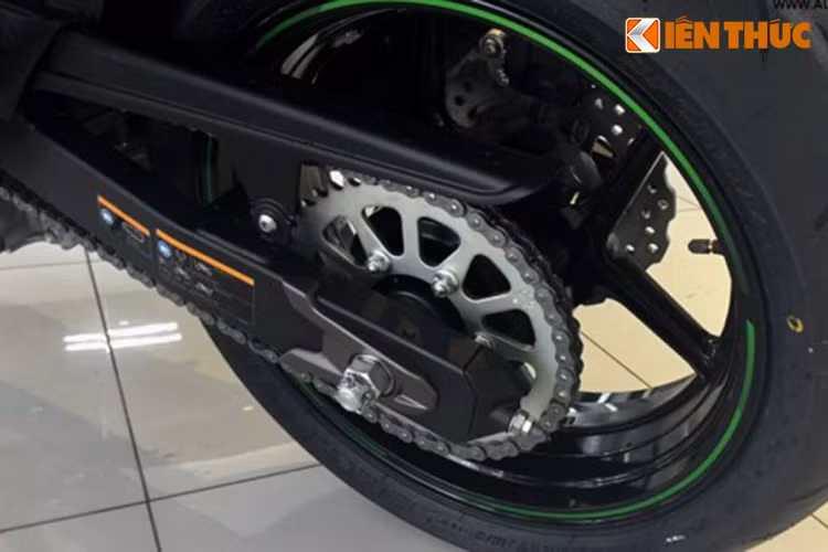 Z800 được trang bị lốp cỡ 120/70 ZR17 cho bánh trước và 180/70 ZR17 cho bánh sau, đi kèm với nó là cặp mâm đúc thể thao 3 chấu kép.