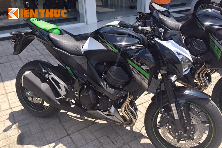 Sau đàn anh Kawasaki Z1000 phiên bản 2016, Z800 ABS 2016 với dủ các màu cho khách hàng lựa chọn cũng đã góp mặt làm sôi đông thêm phân khúc naked-bike tại Việt Nam.