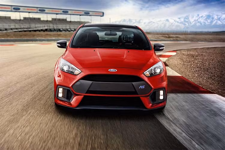 Một sự bổ sung đáng chú ý trên mẫu xe này so với phiên bản trước chính là hệ thống Limited-Slip Differential (LSD) giúp phân bổ mô-men xoắn đến các bánh xe với nhiều lực kéo hơn hoặc giảm lực kéo cho cầu trước.