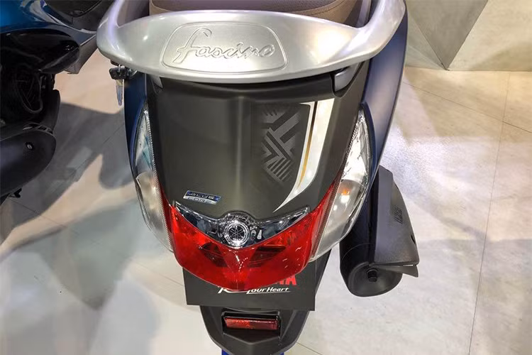 Đuôi xe thiết kế thuôn gọn, tay cách lớn. Đáng chú ý, phiên bản này vẫn sở hữu đèn pha tự động (AHO – Auto Headlamp On) để cải thiện tầm nhìn trong những điều kiện không thuận lợi với mục đích giảm tình trạng tai nạn giao thông đang báo động ở đất nước đông dân này.