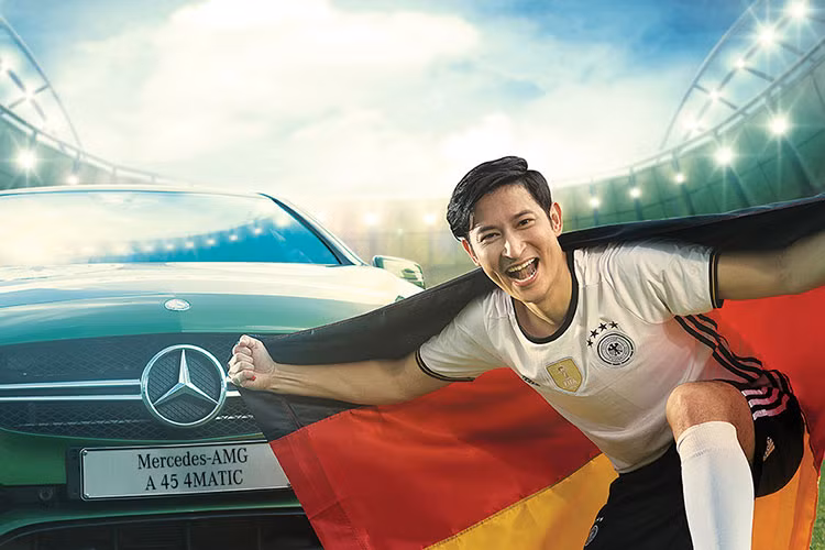 Mercedes-Benz A45 mới sở hữu cặp ống xả kép mạ chrome tích hợp trên cản sau được thiết kế lại mang đến nét thể thao, mạnh mẽ.