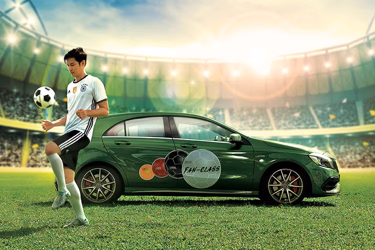 Chính vì vậy, trong bộ ảnh đầy chất Euro 2016 này, cùng với Huy Khánh cổ vũ cho đội tuyển bóng đá Đức chính là chiếc hatchback Mercedes AMG A45 4MATIC 2016 màu xanh cánh cam được trưng dụng như một phông nền đặc biệt làm nổi ý đồ bộ ảnh.