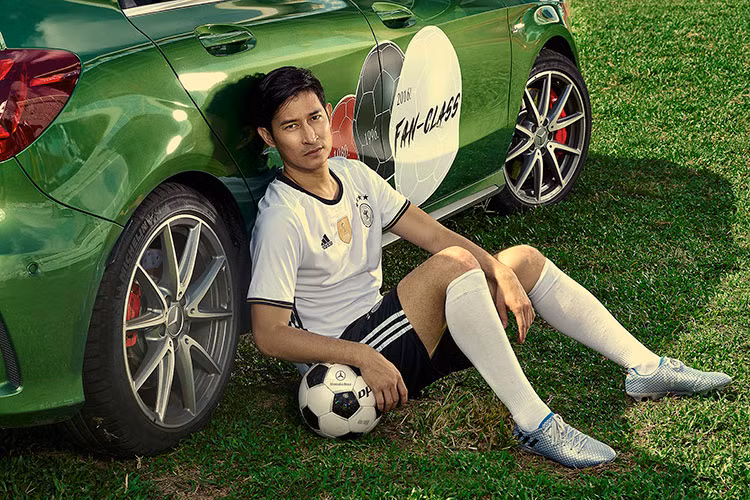 Dù ở bên ngoài hay bên trong, sự phấn khích của người lái &amp; hành khách sẽ được đẩy lên đến tột độ nhờ hệ thống xả hiệu năng cao AMG và hệ thống âm thanh vòm Harman Kardon® Logic 7® với 12 loa, công suất 450 watt.