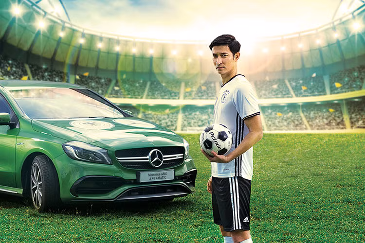 Mercedes-Benz A 45 mới được điều chỉnh một số chi tiết. Cản trước và lưới tản nhiệt được tái thiết kế giúp phần đầu xe trở nên đầy sức sống.