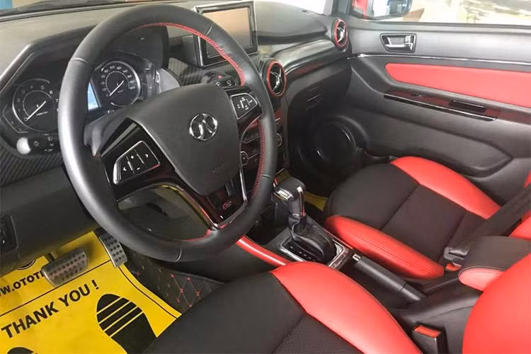 Màn hình giải trí trung tâm dạng cảm ứng đặt nổi như máy tính bảng, kết nối Bluetooth, Radio, MP3, USB, AUX, HDMI, định vị GPS. Giữa 2 cửa gió điều hòa còn có thêm đồng hồ Analog. Hệ thống âm thanh 6 loa. Vô-lăng 3 chấu bọc da tích hợp điều khiển âm thanh và Cruise Control, ghế ngồi chỉnh cơ trên toàn bộ hai hàng trước và sau...