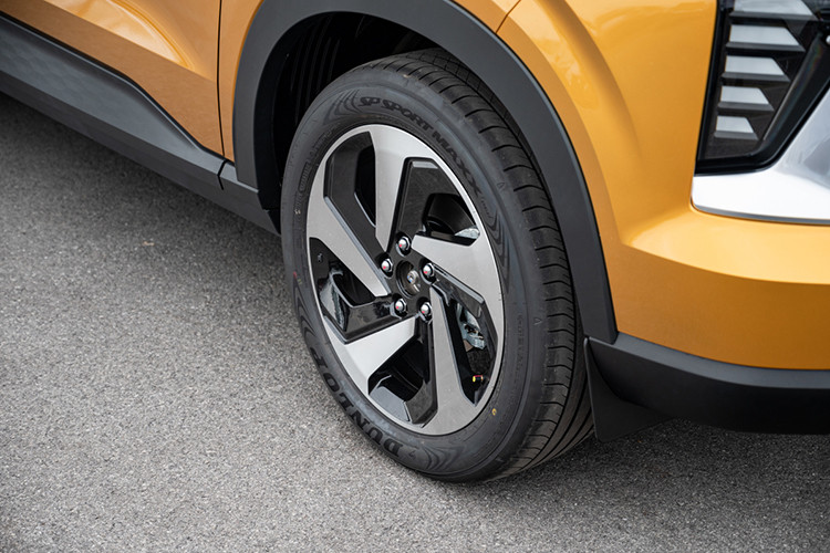 Cao hơn nữa, xe có thêm ghế da, đồng hồ kỹ thuật số với màn hình 8 inch, màn hình giải trí 12,3 inch, sạc không dây, nhiều chế độ lái, kiểm soát hành trình, 6 túi khí, cảm biến hỗ trợ đỗ xe, cảnh báo điểm mù BSW và cảnh báo phương tiện cắt ngang phía sau RCTA.