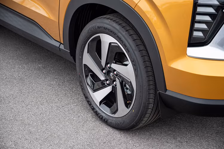 Cao hơn nữa, xe có thêm ghế da, đồng hồ kỹ thuật số với màn hình 8 inch, màn hình giải trí 12,3 inch, sạc không dây, nhiều chế độ lái, kiểm soát hành trình, 6 túi khí, cảm biến hỗ trợ đỗ xe, cảnh báo điểm mù BSW và cảnh báo phương tiện cắt ngang phía sau RCTA.