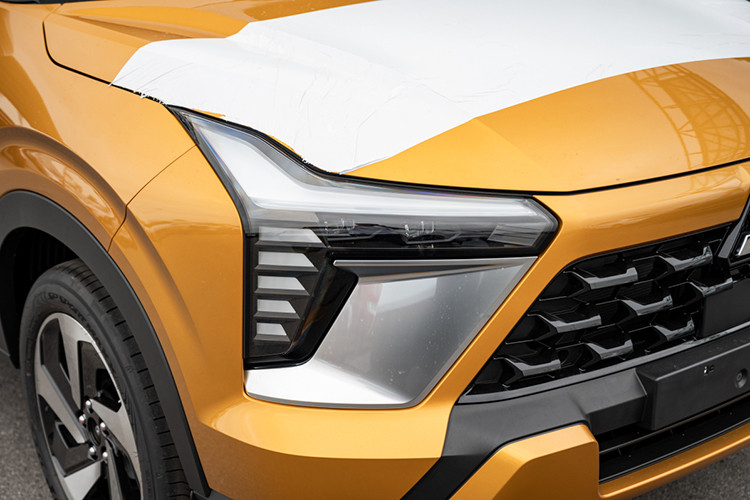 Phiên bản liên kề cao hơn sẽ có thêm đèn sương mù LED, bánh mâm hợp kim 18 inch, vô-lăng bọc da, điều hòa tự động 2 vùng độc lập, hệ thống âm thanh nâng lên 6 loa.