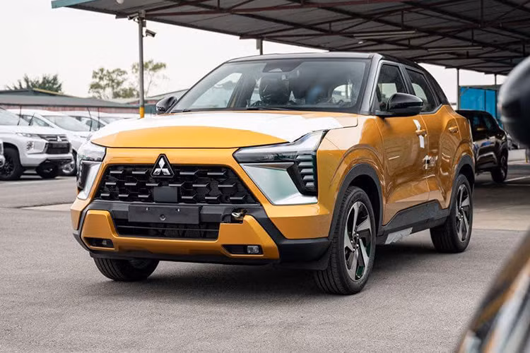 Phiên bản thấp nhất của Mitsubishi Xforce chỉ sở hữu bánh mâm hợp kim 17 inch, ghế nỉ, màn hình giải trí 8 inch, hệ thống âm thanh 4 loa, điều hòa chỉnh tay kỹ thuật số, 4 túi khí.