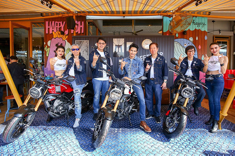 Sau khoảng 1 năm có mặt trên thị trường, mẫu xe côn tay phong cách tân hoài cổ Honda CB150R mới đã tạo được ấn tượng tốt với người dùng nhờ thiết kế đẹp và trang bị khá bắt mắt. Mới đây, Honda Thái Lan vừa chính thức ra mắt phiên bản 2019 cho mẫu xe này.