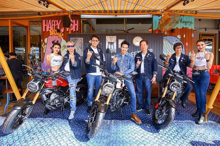 Sau khoảng 1 năm có mặt trên thị trường, mẫu xe côn tay phong cách tân hoài cổ Honda CB150R mới đã tạo được ấn tượng tốt với người dùng nhờ thiết kế đẹp và trang bị khá bắt mắt. Mới đây, Honda Thái Lan vừa chính thức ra mắt phiên bản 2019 cho mẫu xe này.