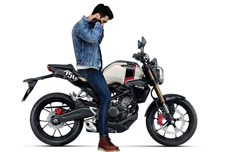 Về mặt trang bị, Honda CB150R có đèn pha dạng tròn, đèn phanh và hệ thống đèn xinhan ứng dụng công nghệ LED, ốp che động cơ, bảng đồng hồ LCD hiển thị vòng tua máy, tốc độ đèn báo sang số và mức tiết kiệm nhiên liệu.