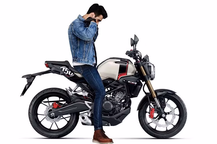 Về mặt trang bị, Honda CB150R có đèn pha dạng tròn, đèn phanh và hệ thống đèn xinhan ứng dụng công nghệ LED, ốp che động cơ, bảng đồng hồ LCD hiển thị vòng tua máy, tốc độ đèn báo sang số và mức tiết kiệm nhiên liệu.