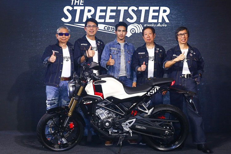 Theo đó, phiên bản Honda CB150R 2019 mới sẽ không có gì thay đổi về thiết kế, thay vào đó tem xe đã được cải tiến với thiết kế mang phong cách thể thao cổ điển. Cùng với đó là nét mạnh mẽ nhờ đường sọc khổ lớn ở bình xăng, và logo 150 ở đuôi xe.