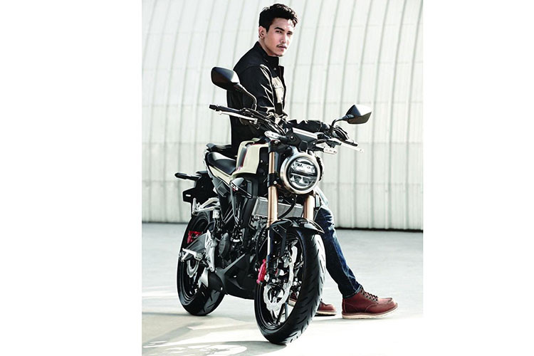 Sức mạnh của Honda CB150R 2019 đến từ khối động cơ xylanh đơn, dung tích 150cc, DOHC, làm mát bằng dung dịch, đi kèm là hộp số côn tay 6 cấp và hệ thống phun xăng điện tử PGM-FI, sản sinh công suất 15,4 mã lực và mômen xoắn cực đại 13,5 Nm.