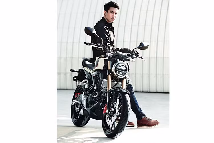 Sức mạnh của Honda CB150R 2019 đến từ khối động cơ xylanh đơn, dung tích 150cc, DOHC, làm mát bằng dung dịch, đi kèm là hộp số côn tay 6 cấp và hệ thống phun xăng điện tử PGM-FI, sản sinh công suất 15,4 mã lực và mômen xoắn cực đại 13,5 Nm.