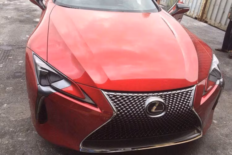 Hồi tháng 8 năm nay, Lexus tại Việt Nam cũng từng trưng bày LC500h 2018 tại Vietnam Motor Show 2017 tuy nhiên chưa có kế hoạch kinh doanh chính thức. Đây là mẫu xe thể thao hạng sang hoàn toàn mới từng được ra mắt lần đầu tiên tại triển lãm Detroit 2016.