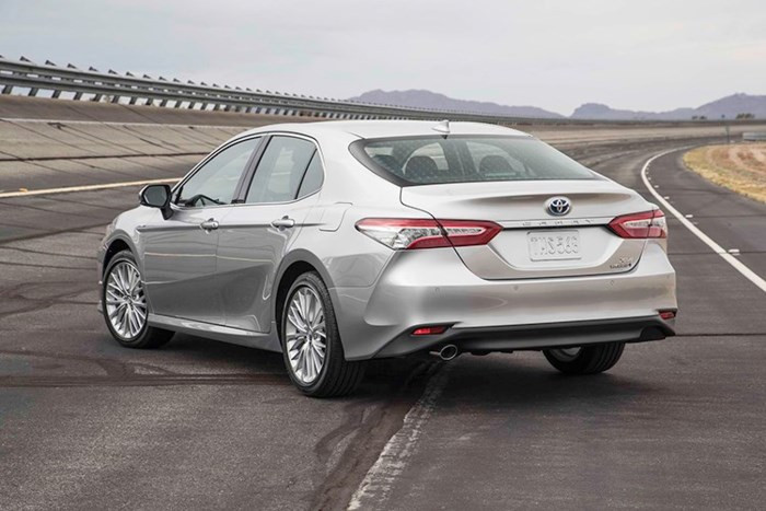 Dự đoán, Toyota Camry Hybrid 2019 ở châu Âu cũng chẳng khác gì xe ở Mỹ. Cụ thể, xe được trang bị động cơ xăng 4 xi-lanh thẳng hàng, dung tích 2,5 lít, sản sinh công suất tối đa 203 mã lực và mô-men xoắn cực đại 250 Nm. Động cơ kết hợp với mô-tơ điện có công suất tối đa 118 mã lực và mô-men xoắn cực đại 202 Nm.