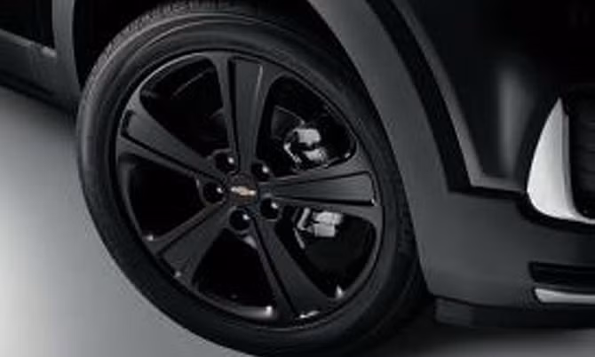 Xe có tới 6 túi khí cùng với hai tính năng cảnh báo mới hữu ích cho người lái là cảnh báo điểm mù với hiển thị trên mặt gương chiếu hậu ngoài và cảnh báo phương tiện cắt ngang khi lùi xe. Cuối cùng, hệ thống cảm biến áp suất lốp này cho phép hiển thị áp suất riêng từng lốp xe trên màn hình nhỏ nằm giữa bảng đồng hồ.