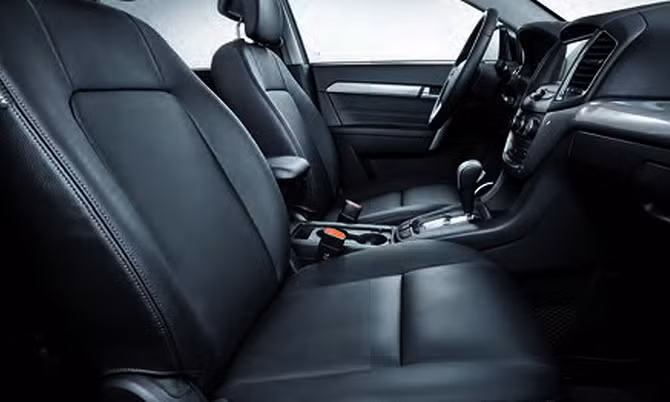Nội thất Chevrolet Captiva Perfect Black với tông màu đen chủ đạo. Ghế ngồi được bọc da màu đen tiêu chuẩn, "tone sur tone" với những chi tiết khác. Hàng ghế thứ nhất và thứ hai của Chevrolet Captiva Perfect Black đều có tính năng sưởi ấm. Xe có tới 6 túi khí cùng với hai tính năng cảnh báo mới hữu ích cho người lái là cảnh báo điểm mù...