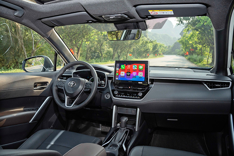 Bên cạnh đó là bảng đồng hồ kỹ thuật số 12,3 inch, màn hình thông tin giải trí 10,1 inch, cổng sạc USB Type C, phanh tay điện tử và tự động giữ phanh tạm thời mới. Riêng phiên bản 1.8 HEV sẽ có thêm tính năng kết nối Apple CarPlay và Android Auto không dây.