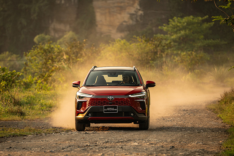 Mẫu xe này sẽ chính thức có mặt tại tất cả các đại lý của Toyota trên toàn quốc từ ngày 06/05/2024. Từ nay đến hết ngày 31/12/2024, Toyota Corolla Cross được áp dụng chính sách bảo hành 5 năm hoặc 150.000 km, tùy điều kiện nào đến trước. Ắc quy điện trên phiên bản 1.8 HEV sẽ được bảo hành 7 năm hoặc 150.000 km, tùy điều kiện nào đến trước.