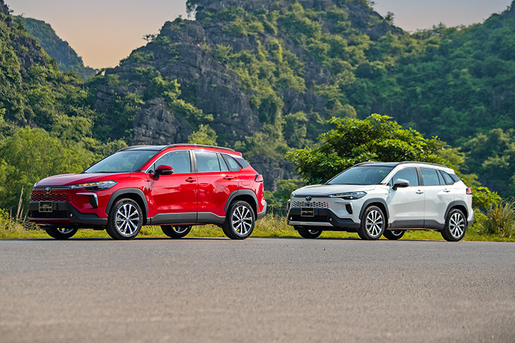 Toyota Việt Nam đã chính thức giới thiệu phiên bản nâng cấp của dòng xe Corolla Cross với khách hàng trong nước. Đúng như thông tin do Toyota Việt Nam công bố trước đó, mẫu SUV cỡ B - Toyota Corolla Cross 2024 tại Việt Nam sẽ có 2 phiên bản là 1.8 V và 1.8 HEV trong khi bản 1.8 G đã bị cắt bỏ.