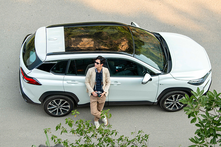 Điểm nhấn tiếp theo của Toyota Corolla Cross 2024 ở Việt Nam là tính năng an toàn. Xe được trang bị công nghệ an toàn chủ động Toyota Safety Sense với những tính năng như cảnh báo tiền va chạm, cảnh báo lệch làn và hỗ trợ giữ làn đường, đèn chiếu xa tự động, điều khiển hành trình chủ động,... 