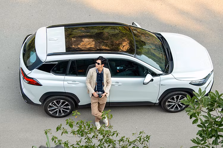 Điểm nhấn tiếp theo của Toyota Corolla Cross 2024 ở Việt Nam là tính năng an toàn. Xe được trang bị công nghệ an toàn chủ động Toyota Safety Sense với những tính năng như cảnh báo tiền va chạm, cảnh báo lệch làn và hỗ trợ giữ làn đường, đèn chiếu xa tự động, điều khiển hành trình chủ động,... 