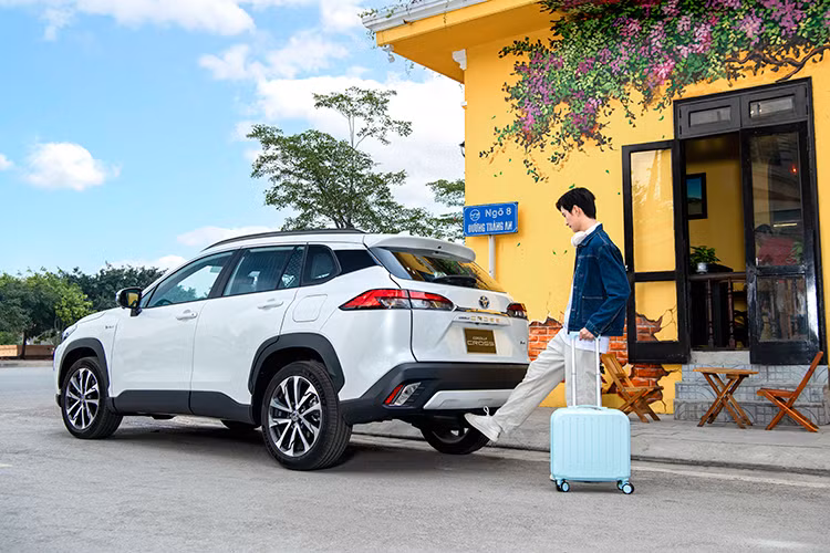 Các tính năng an toàn khác như cảnh báo điểm mù, cảnh báo phương tiện cắt ngang phía sau, cân bằng điện tử, hỗ trợ khởi hành ngang dốc, cảnh báo áp suất lốp, camera 360 độ, 8 cảm biến hỗ trợ đỗ xe và 7 túi khí cũng được trang bị cho xe. Phiên bản 1.8 HEV có thêm tính năng hỗ trợ phanh khi lùi.