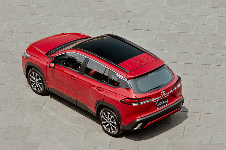 So với bản cao cấp nhất của Toyota Yaris Cross vốn có giá 765 triệu đồng, Corolla Cross bản tiêu chuẩn đắt hơn 55 triệu đồng. Tương tự phiên bản cũ, Toyota Corolla Cross 2024 tại Việt Nam cũng được nhập khẩu nguyên chiếc từ Thái Lan.