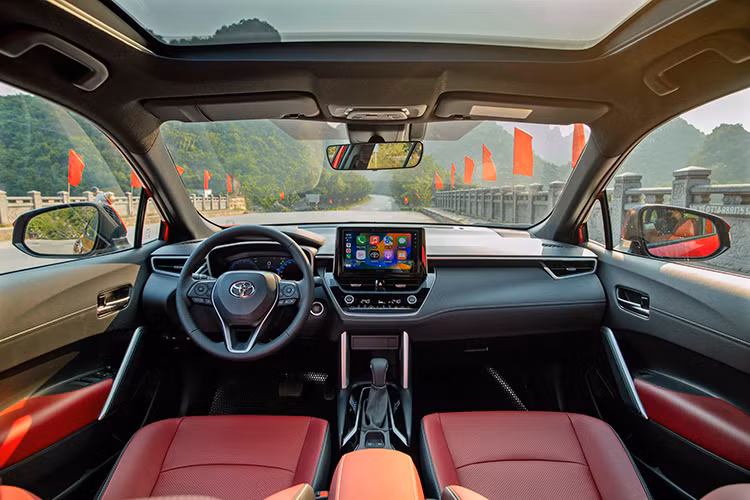 Bên trong mẫu xe SUV Toyota Corolla Cross 2024 cũng có một số thay đổi đáng chú ý về mặt trang bị. Cụ thể, nội thất của xe có 2 tùy chọn màu là đen hoặc đỏ với đường chỉ khâu thực tế trên ghế da.