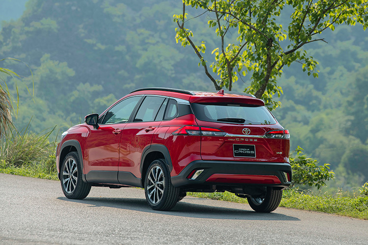 Tuy nhiên, xe ở Việt Nam không được trang bị bộ vành hợp kim 18 inch, phối 2 màu mới, như Toyota Corolla Cross dành cho Thái Lan. Thay vào đó, xe vẫn dùng vành la-zăng có thiết kế cũ.