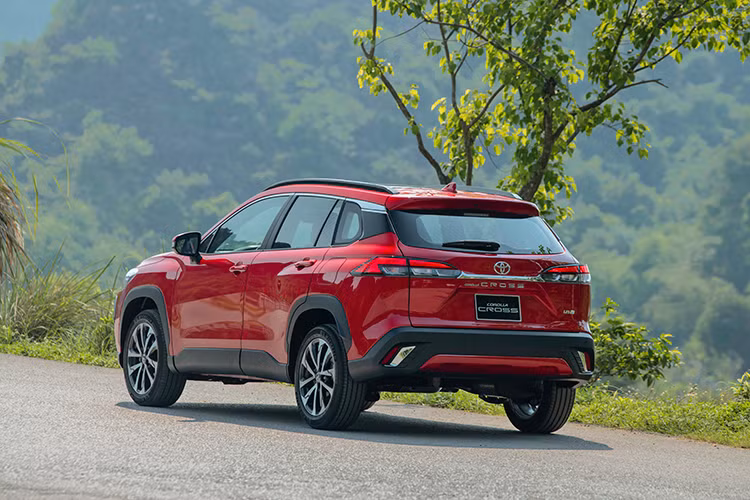 Tuy nhiên, xe ở Việt Nam không được trang bị bộ vành hợp kim 18 inch, phối 2 màu mới, như Toyota Corolla Cross dành cho Thái Lan. Thay vào đó, xe vẫn dùng vành la-zăng có thiết kế cũ.