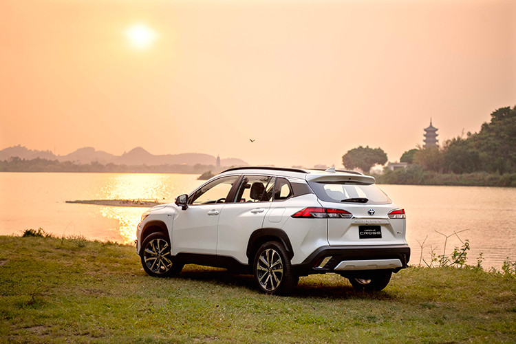 Trong khi đó, bản 1.8 HEV được trang bị hệ truyền động hybrid, bao gồm động cơ xăng 4 xi-lanh, dung tích 1.8L, cho công suất tối đa 97 mã lực và mô-men xoắn cực đại 142 Nm. Đi kèm với động cơ này là hộp số e-CVT và mô-tơ điện có công suất tối đa 72 mã lực cùng mô-men xoắn cực đại 163 Nm. Nhờ đó, bản 1.8 HEV chỉ tiêu thụ lượng xăng 3,01 lít/100 km khi di chuyển trong đô thị. 