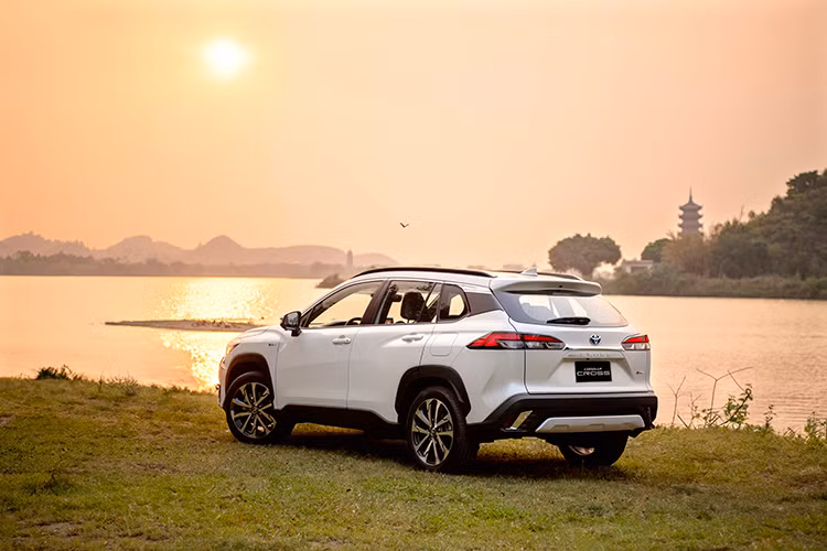 Trong khi đó, bản 1.8 HEV được trang bị hệ truyền động hybrid, bao gồm động cơ xăng 4 xi-lanh, dung tích 1.8L, cho công suất tối đa 97 mã lực và mô-men xoắn cực đại 142 Nm. Đi kèm với động cơ này là hộp số e-CVT và mô-tơ điện có công suất tối đa 72 mã lực cùng mô-men xoắn cực đại 163 Nm. Nhờ đó, bản 1.8 HEV chỉ tiêu thụ lượng xăng 3,01 lít/100 km khi di chuyển trong đô thị. 