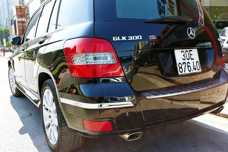 Phía dưới đầu của xe là hai hốc hút gió lớn đi kèm đèn sương mù. Đuôi xe nổi bật với cụm đèn hậu dạng LED, hệ thống ống xả đơn đặt đối xứng hai bên. Đặc biệt, ngoại thất của chiếc Mercedes-Benz GLK300 4Matic này vẫn được chủ nhân khá giữ gìn nên nó có ngoại hình còn khá mới.