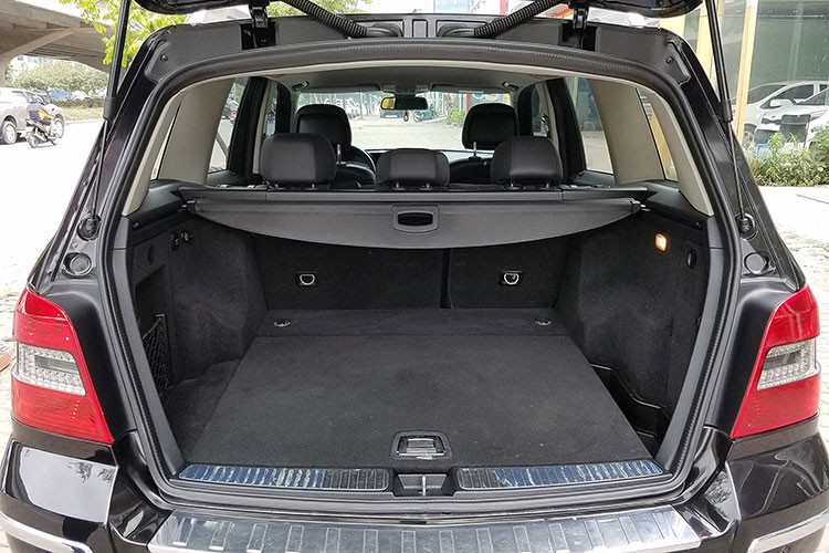 Mercedes-Benz GLK300 4Matic được trang bị khối động cơ xăng V6 3.0L cho công suất tối đa 231 mã lực tại 6.000 vòng/phút và mô-men xoắn cực đại 300Nm từ 2.500 - 5.000 vòng/phút. Hộp số là loại tự động 7G-Tronic 7 cấp, tăng tốc từ 0 - 100km/h trong 7,6 giây, tốc độ tối đa 210 km/h.