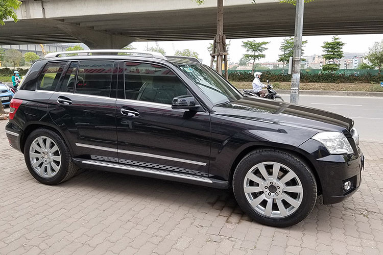Phiên bản của mẫu SUV Mercedes-Benz GLK300 đời đầu vào năm 2009 và đăng ký vào khoảng đầu năm 2010 này từng được thương hiệu xe sang Mercedes-Benz tại Việt Nam phân phối và bán ra thị trường với mức giá hơn 1,63 tỷ đồng trong khi phiên bản nâng cấp ra mắt năm 2012 có giá 1,654 tỷ đồng.