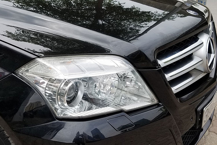 Về mặt thiết kế, Mercedes-Benz GLK300 đời đầu tại Việt Nam sở hữu kiểu dáng vuông vức, chiếc SUV này kế thừa vẻ mạnh mẽ của dòng GL-Class sang trọng cùng đời. Đầu xe nổi bật lưới tản nhiệt 3 thanh ngang làm từ kim loại mạ chrome, chính giữa gắn logo ngôi sao ba cánh lớn.