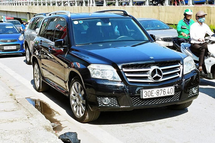 Chiếc Mercedes-Benz GLK300 4Matic trong bài viết này đang được người dùng tại Hà Nội rao bán được sản xuất năm 2009. Chiếc xe hiện đang được chào bán với giá khoảng 660 triệu đồng. Trên thị trường xe cũ, hầu hết GLK300 thường được rao bán với giá trên, dưới 700 triệu đồng.
