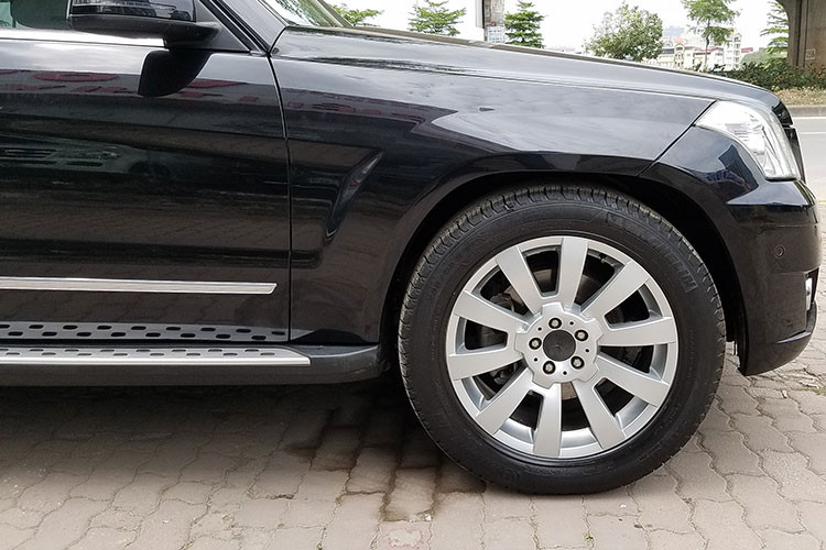 Đèn pha của chiếc SUV Mercedes-Benz GLK300 4Matic này cũng sử dụng bóng bi-xenon. Mâm xe 19 inch thiết kế 10 chấu đơn. Chủ nhân của chiếc GLK300 này còn trang bị bậc lên xuống gắn cố định ở 2 bên thân xe khá tiện nghi. Gương chiếu hậu chỉnh điện tích hợp dải đèn LED báo rẽ...
