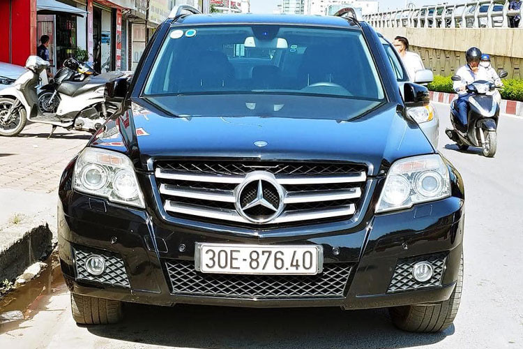 Mẫu xe sang Mercedes-Benz GLK thuộc phân khúc SUV hạng sang, từng được giới thiệu ra thị trường Việt Nam lần đầu tiên vào năm 2009. Phiên bản nâng cấp của mẫu xe này tiếp tục được ra mắt vào năm 2012 và hiện mẫu xe này đã được thay thế bằng dòng xe GLC hoàn toàn mới.