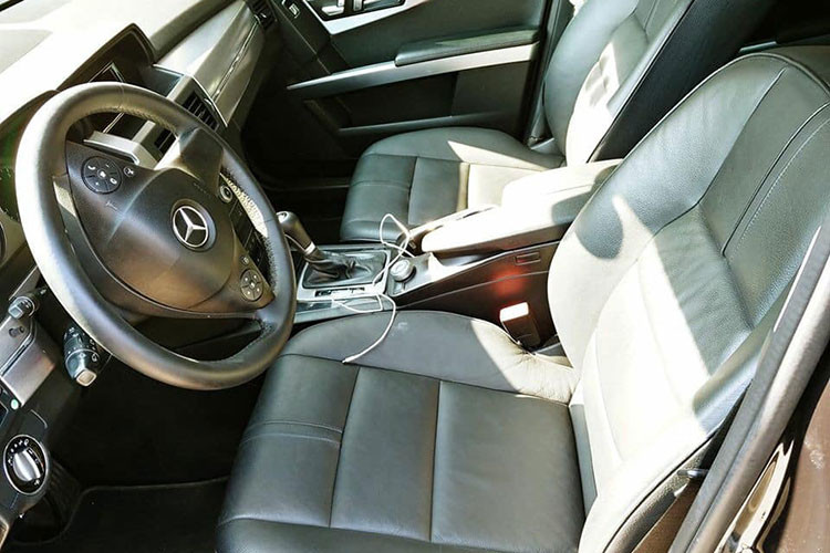 Vô-lăng được thiết kế dạng 3 chấu bọc da tích hợp nhiều phím chức năng hỗ trợ người người lái. Cần số bọc da với đỉnh gắn logo ngôi sao 3 cánh. Khoang hành khách phía sau rộng rãi cho 3 người ngồi, vị trí giữa tích hợp bệ tỳ tay cơ động và khay để cốc. Cửa gió điều hòa riêng biệt.