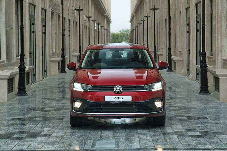 Với Volkswagen Tiguan mới, giá tại đại lý dành cho bản Luxury chỉ còn 1,499 tỷ đồng thay vì mức niêm yết 1,999 tỷ đồng, giảm đến 500 triệu đồng. Trong khi đó, Teramont được đại lý áp mức giá ưu đãi 2,099 tỷ đồng, giảm 400 triệu đồng. Cuối cùng là Touareg với giá ưu đãi hiện là 2,699 tỷ đồng ở bản Elegance và 3,099 tỷ đồng ở bản Luxury. So với giá niêm yết, xe đang giảm lần lượt 300 và 400 triệu đồng.