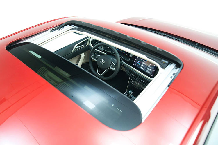 Tuy nhiên, trang bị an toàn của Volkswagen Virtus vẫn dừng ở mức khá cơ bản với 2 túi khí (bản Elegance) hoặc 6 túi khí (bản Luxury), hệ thống cân bằng điện tử ESC, hệ thống kiểm soát hành trình, hệ thống chống trượt khi tăng tốc ASR, hệ thống hỗ trợ trả lái thông minh DSR,...