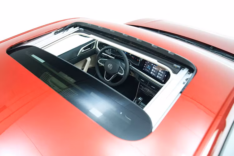 Tuy nhiên, trang bị an toàn của Volkswagen Virtus vẫn dừng ở mức khá cơ bản với 2 túi khí (bản Elegance) hoặc 6 túi khí (bản Luxury), hệ thống cân bằng điện tử ESC, hệ thống kiểm soát hành trình, hệ thống chống trượt khi tăng tốc ASR, hệ thống hỗ trợ trả lái thông minh DSR,...