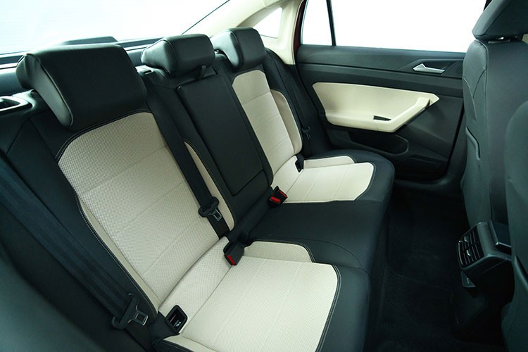 Một số trang bị đáng chú ý khác như hệ thống điều hòa tự động Climatronic điều khiển cảm ứng, hệ thống lọc không khí, sạc điện thoại không dây, cổng USB Type C, cổng sạc 12V và hệ thống âm thanh 8 loa. 